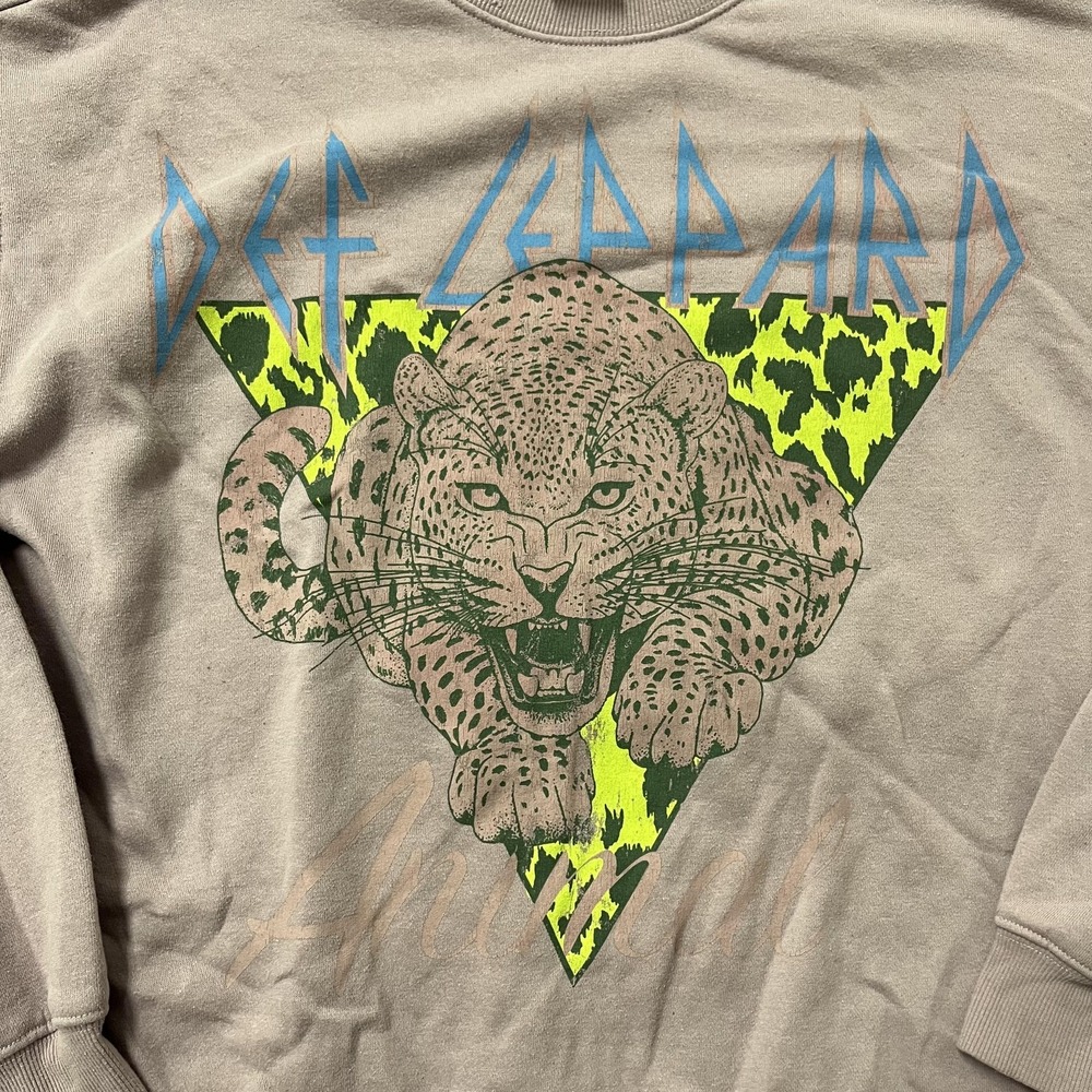 Def Leppard Sweatshirt Mens Medium Purple Leopard Graphic Pullover Fleece - Picture 2 of 8